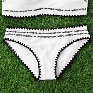 Crochet contrast trim white bikini bottoms Large